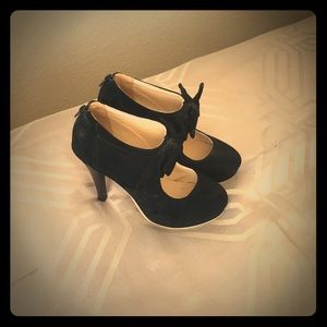 Black velvet heels with bow